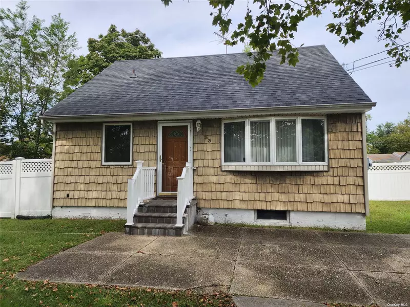 33 E Beech ST, Central Islip, NY 11722