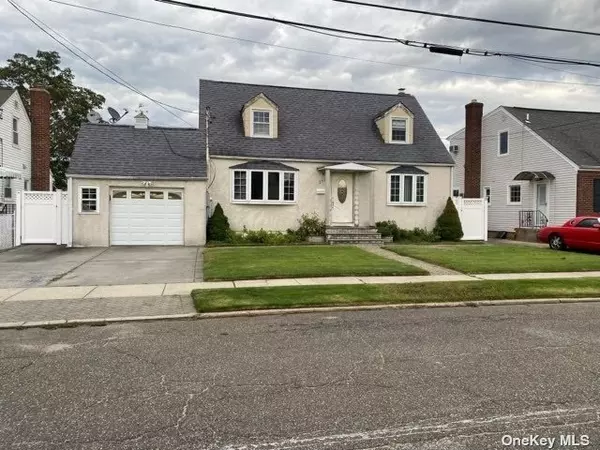 Mineola, NY 11501,252 Pershing Pkwy