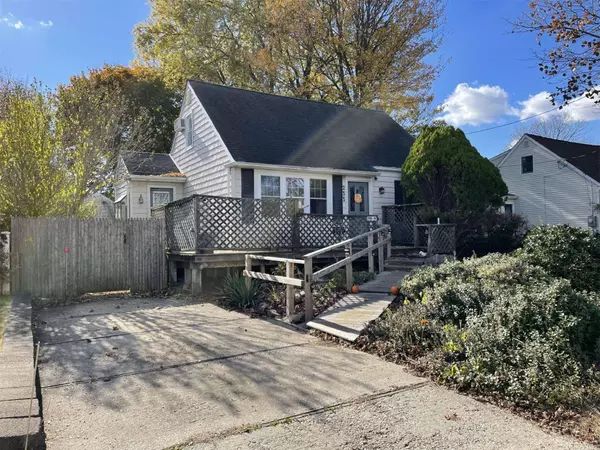 Lindenhurst, NY 11757,233 43rd ST