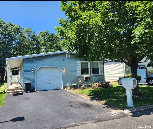 127 Village CIR #1, Manorville, NY 11949