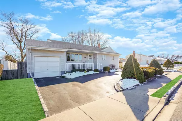 Lindenhurst, NY 11757,27 Prairie LN