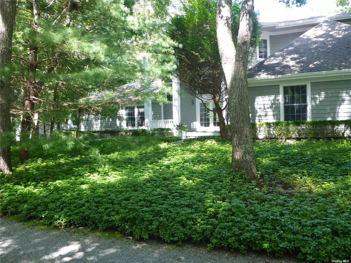 East Hampton, NY 11937,2 Grape Arbor LN