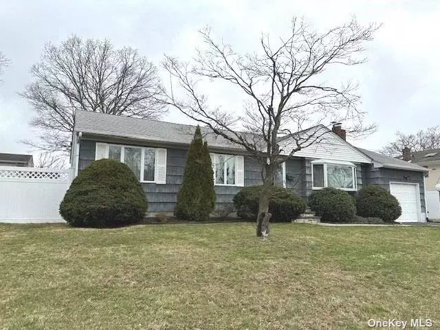 24 Oxford ST, Lindenhurst, NY 11757