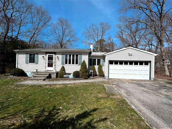 31 Gull Dip RD, Ridge, NY 11961