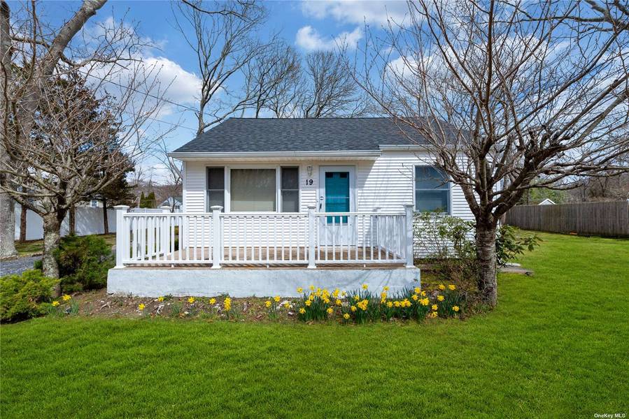 19 Woodcut DR, Mastic Beach, NY 11951