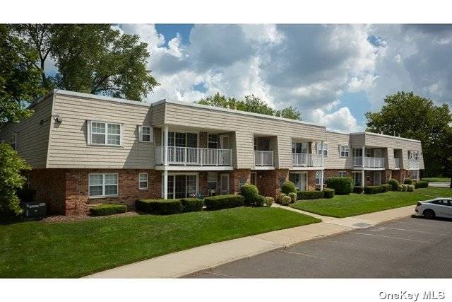 55 Westwood DR #89, Westbury, NY 11590