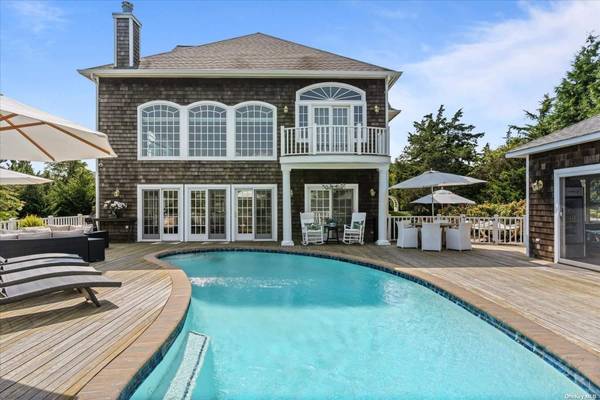 28 Off Meadow LN, Westhampton Beach, NY 11978