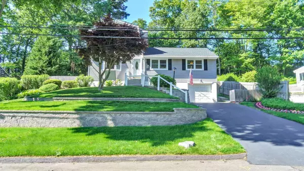 Huntington, NY 11743,32 Cliftwood DR