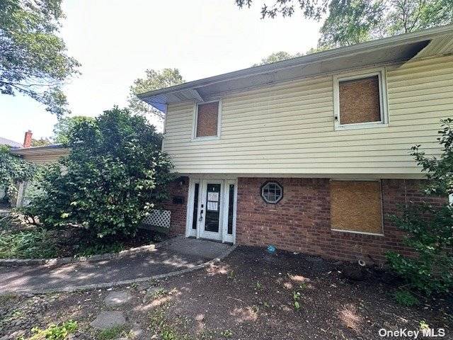 57 Brooksite DR, Smithtown, NY 11787