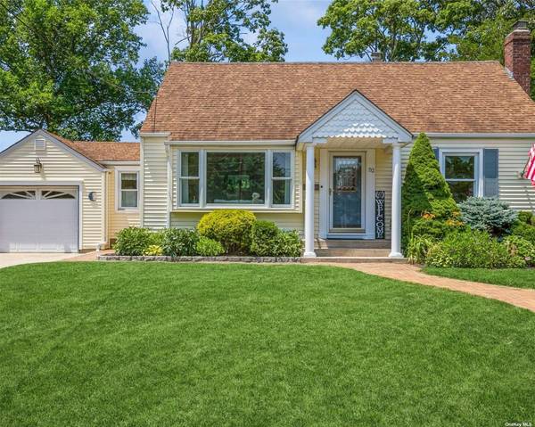 52 Oak AVE, Smithtown, NY 11787