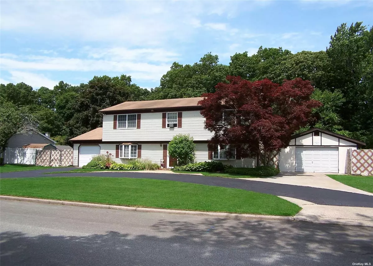 South Setauket, NY 11720,27 Millbury LN