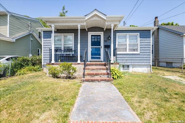 216 W Clearwater RD, Lindenhurst, NY 11757