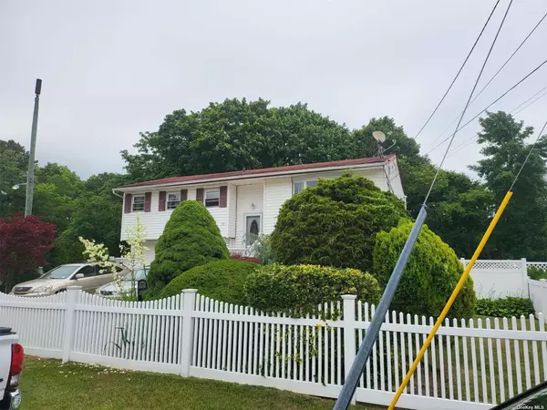 Bay Shore, NY 11706,15 Abbey LN