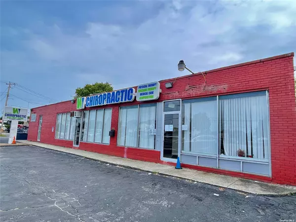 Lindenhurst, NY 11757,900 Route 109