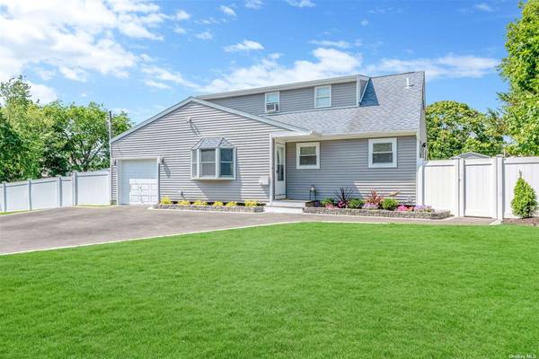 118 Circle Dr S DR, East Patchogue, NY 11772