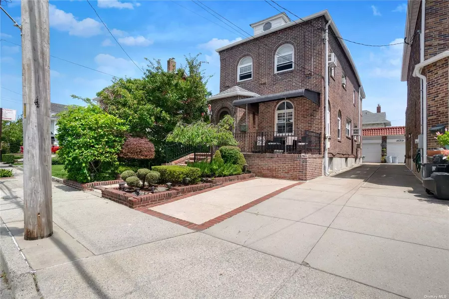 246 Beach 137th ST, Rockaway Park, NY 11694