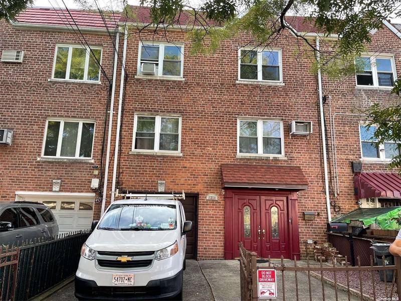 53-28 69th ST, Maspeth, NY 11378