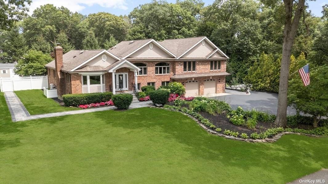 41 Golf LN, Huntington, NY 11743