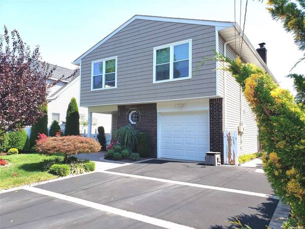 472 S 9th ST, Lindenhurst, NY 11757