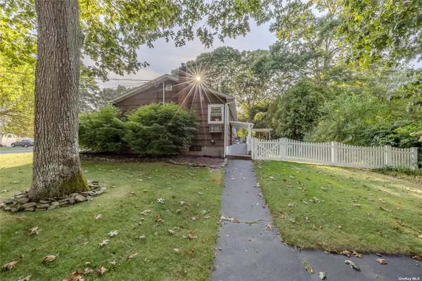 Center Moriches, NY 11934,7 Twin Pine LN