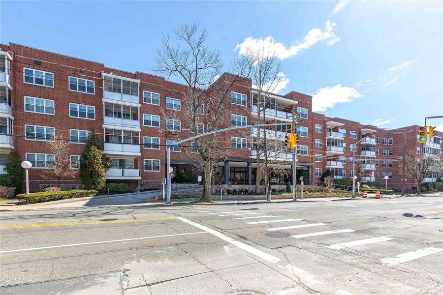 1 Kensington Gate #315, Great Neck, NY 11021