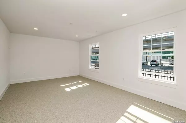 Lindenhurst, NY 11757,246 W Hoffman AVE #2,11