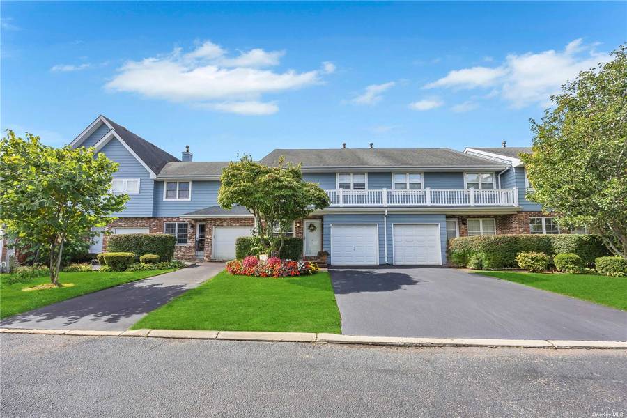 8 Maple Wing DR #8, Central Islip, NY 11722