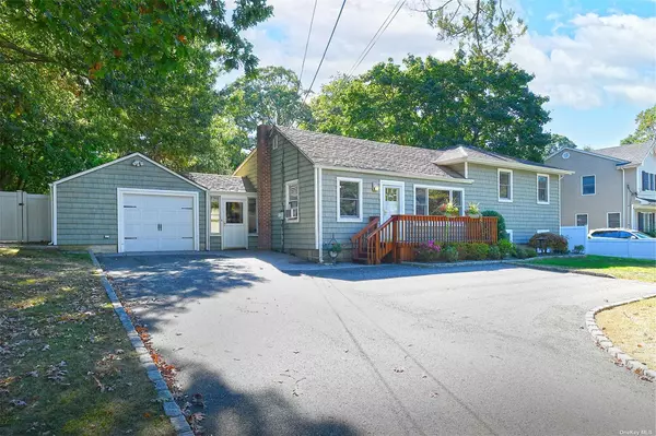 Smithtown, NY 11787,236 Larch LN