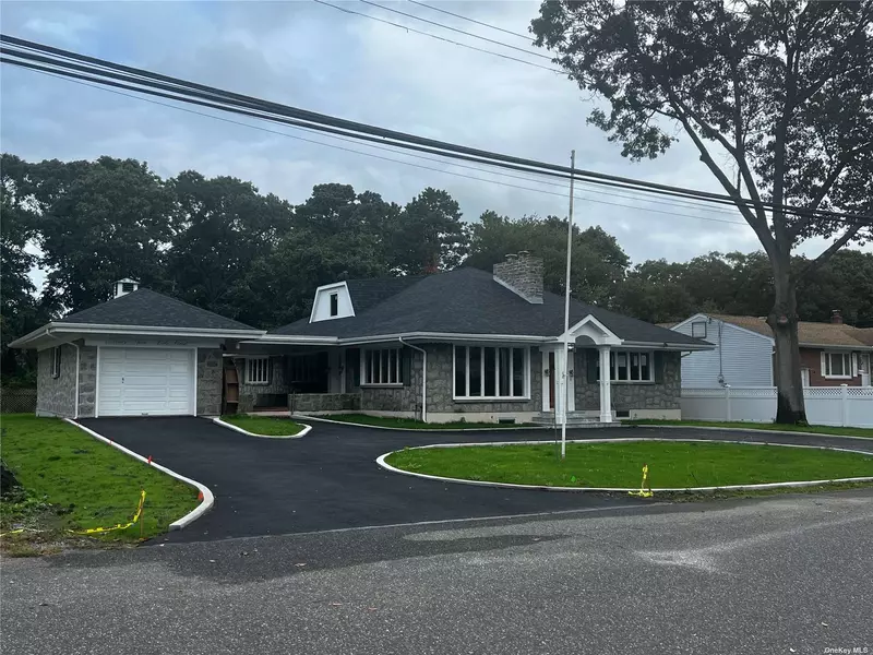 93 Lake ST, Islip, NY 11751