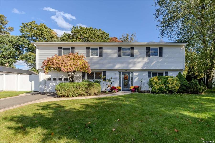 26 Oxford RD, Old Bethpage, NY 11804