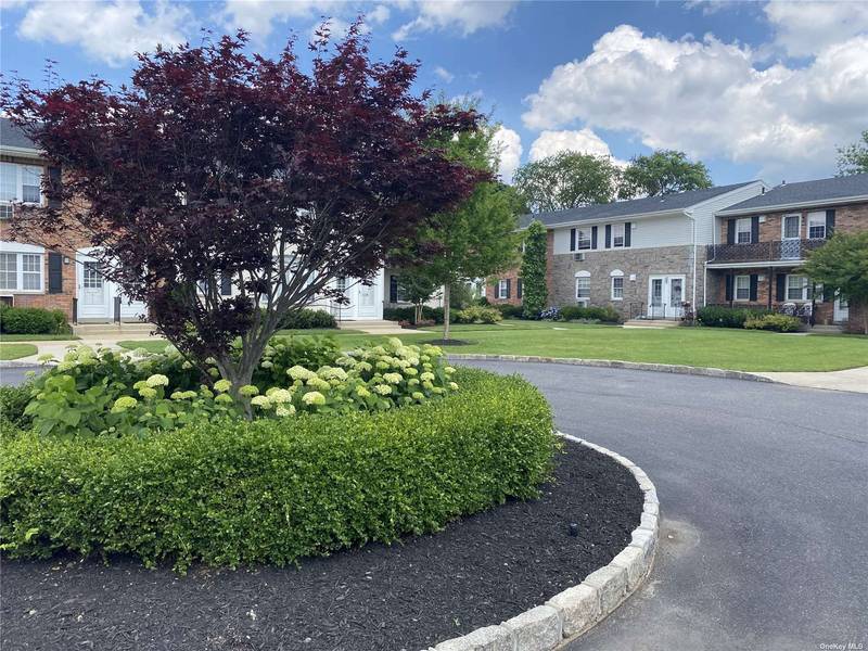 501 Kensington LN, Bethpage, NY 11714