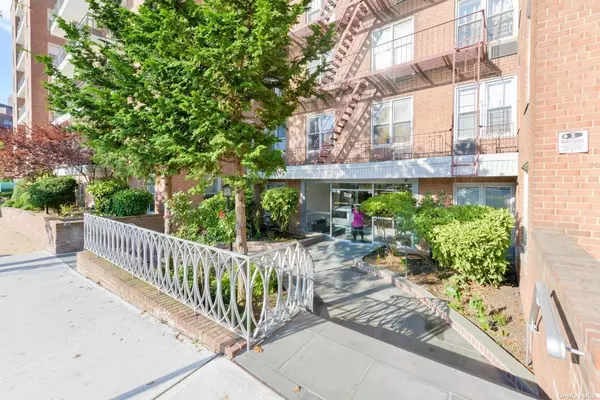 67-50 Thornton PL #1M, Forest Hills, NY 11375