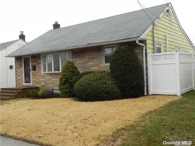 82 Myers AVE, Hicksville, NY 11801