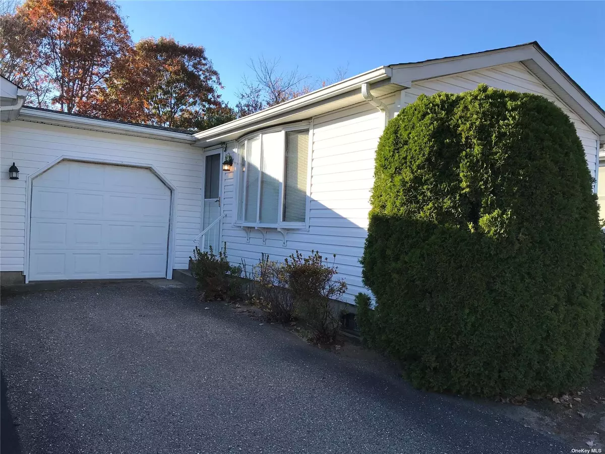 Manorville, NY 11949,5129 Village CIR #5129