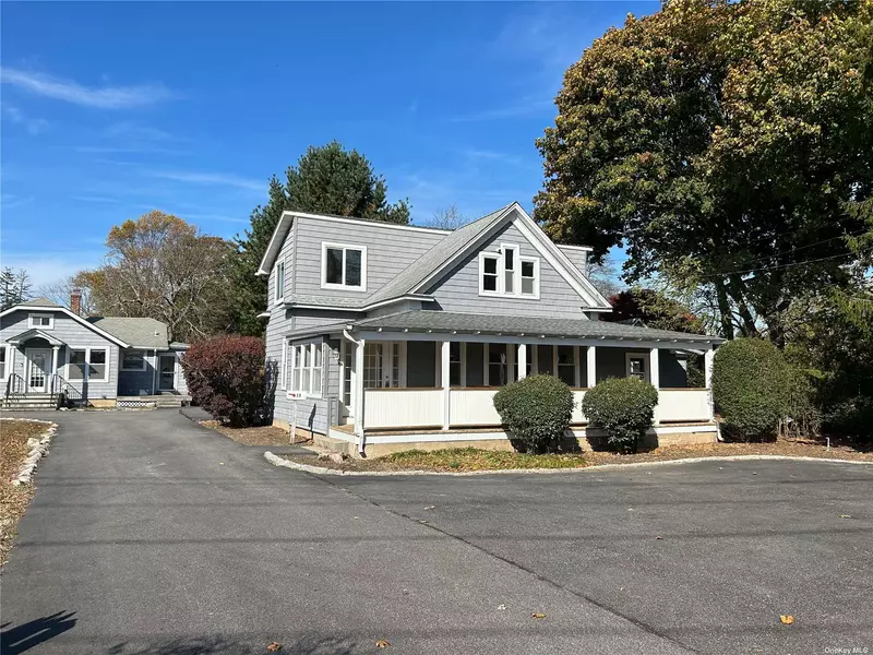 15 Henry ST, Sayville, NY 11782