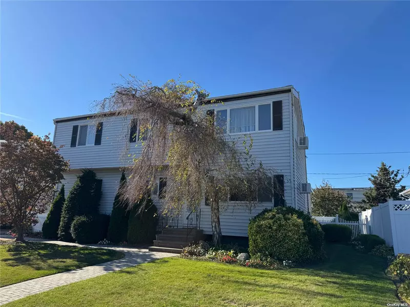 219 Riviera Pkwy, Lindenhurst, NY 11757