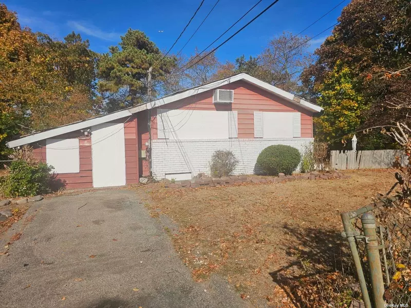 17 Pine RD, Amityville, NY 11701