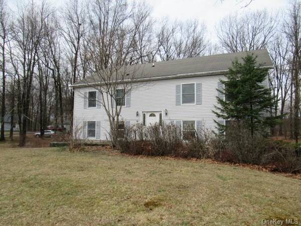 8 Grandview LN, New Paltz, NY 12561