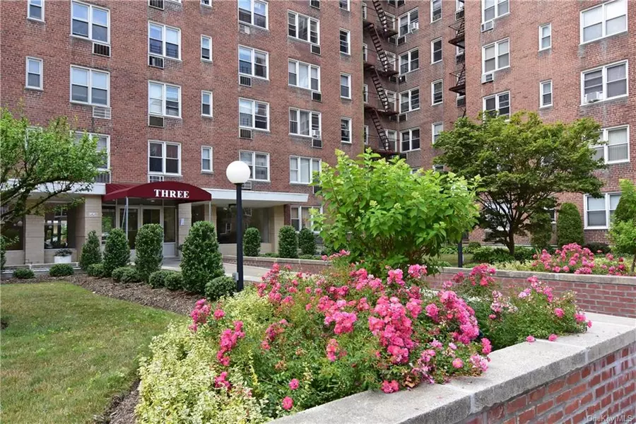 3 Sadore LN #6U, Yonkers, NY 10710