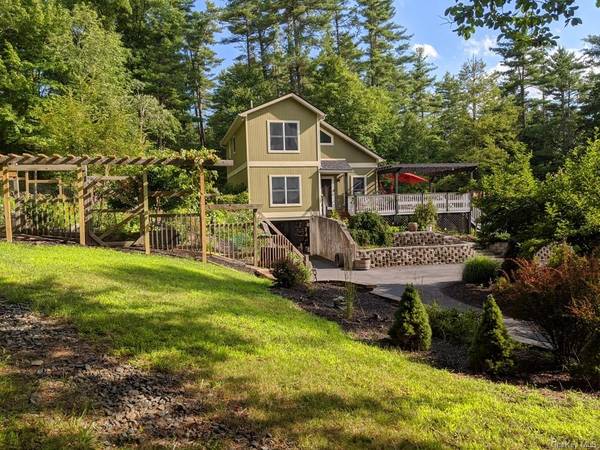 175 Mail RD, Barryville, NY 12719