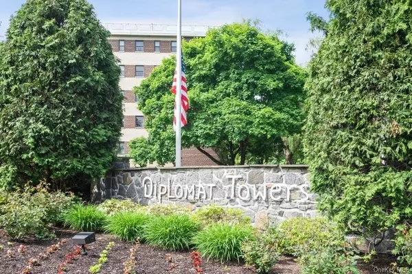 Mount Kisco, NY 10549,200 Diplomat DR #5K