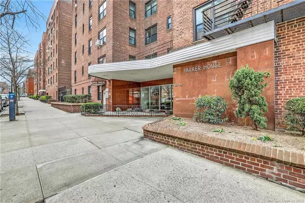 63-84 Saunders ST #4J,  Rego Park,  NY 11374