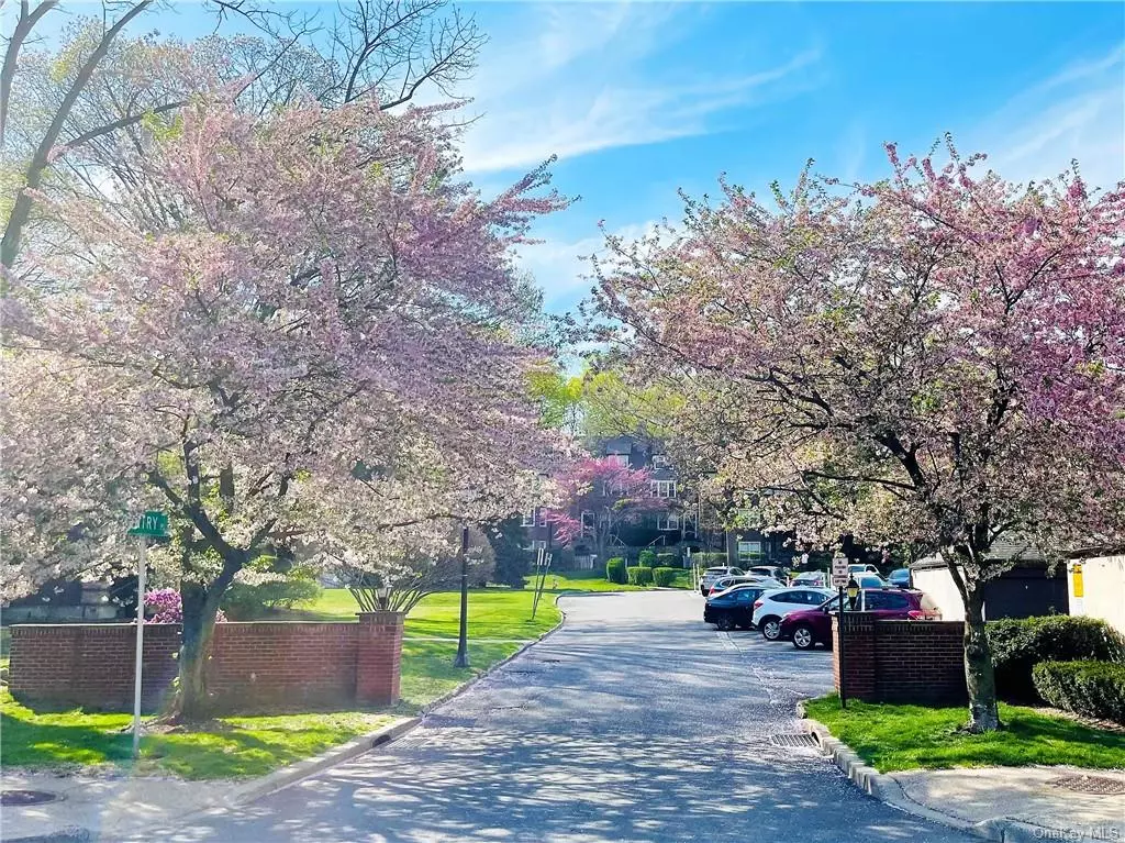 Scarsdale, NY 10583,3 Sentry PL #2A