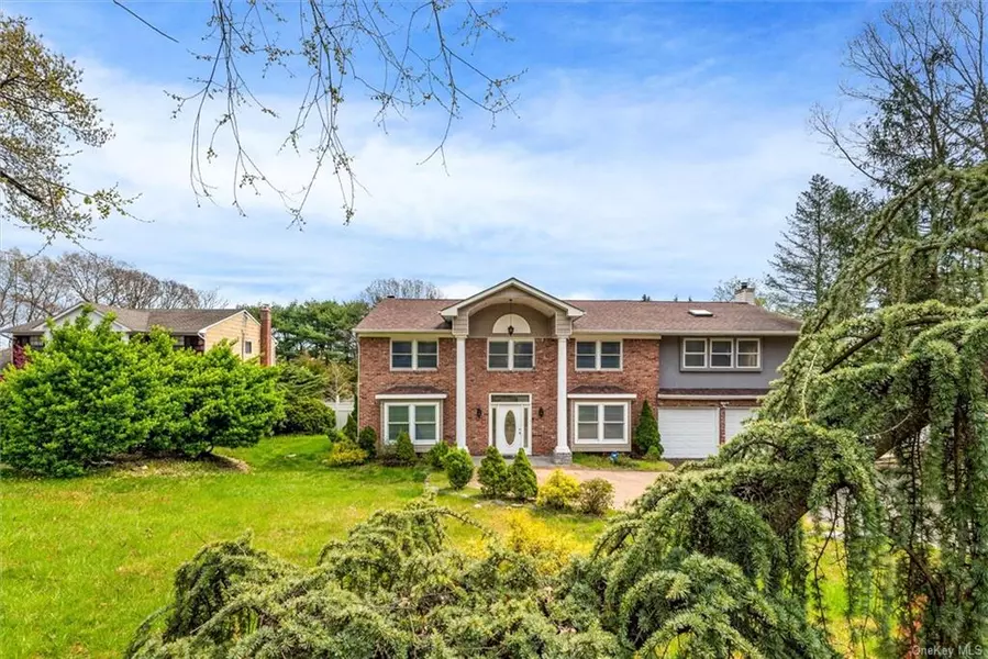 101 Stonehurst LN, Dix Hills, NY 11746