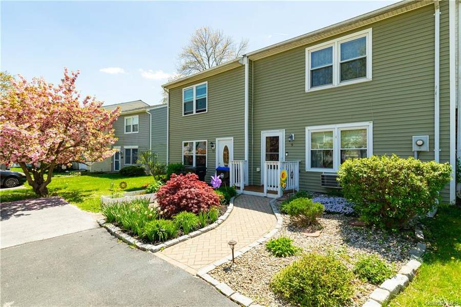 9 Greenhouse LN, Poughkeepsie, NY 12603