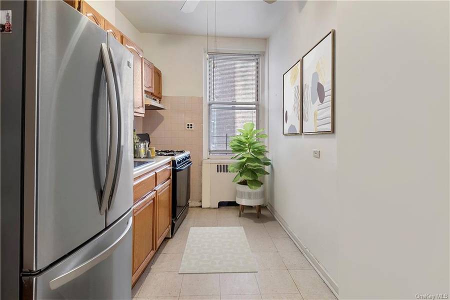 601 Pelham Pkwy #305, Bronx, NY 10467