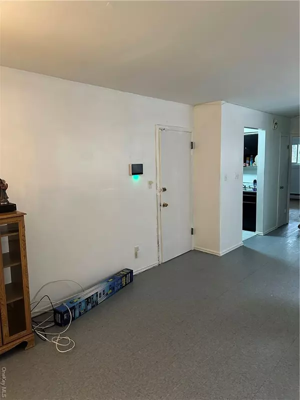 Bronx, NY 10467,823 E 214