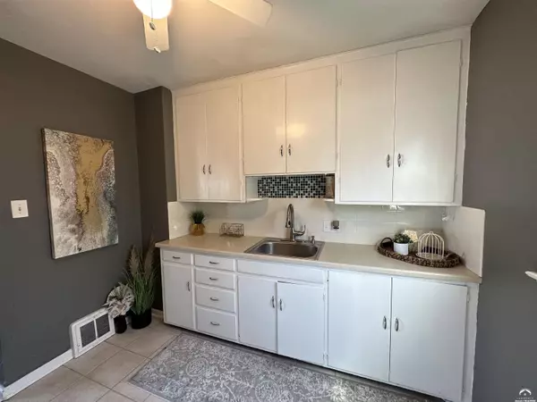 Topeka, KS 66606,615 SW Randolph AVE