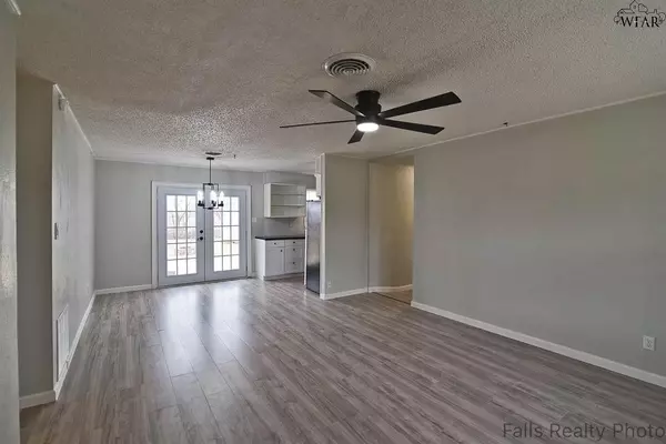 Iowa Park, TX 76367,401 W VALLEY DRIVE