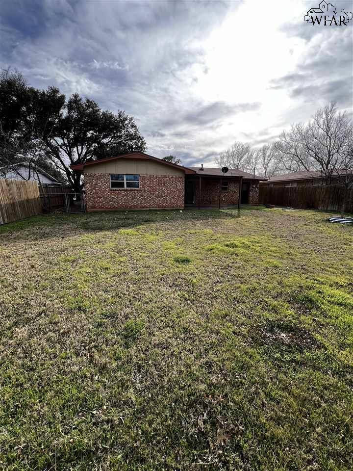 Burkburnett, TX 76354-3054,605 OAK STREET